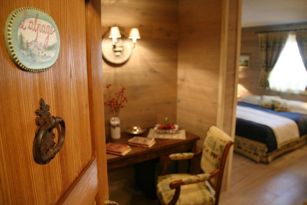Hotel Letterario Locanda Collomb La Thuile Habitación foto