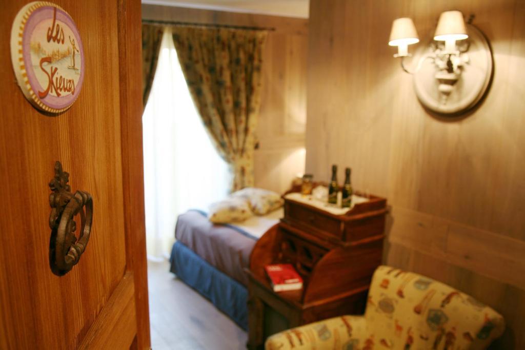 Hotel Letterario Locanda Collomb La Thuile Exterior foto