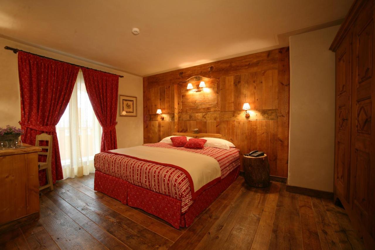 Hotel Letterario Locanda Collomb La Thuile Habitación foto